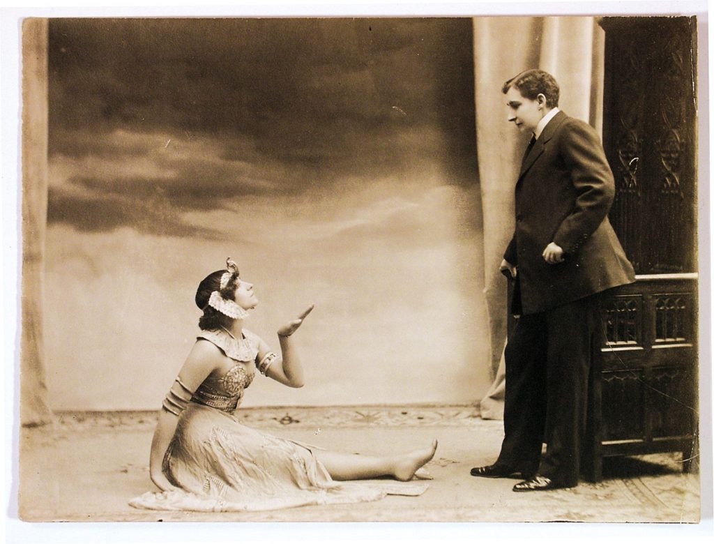 Colette and Yssim in a publicity photo for Rêve d'Egypte